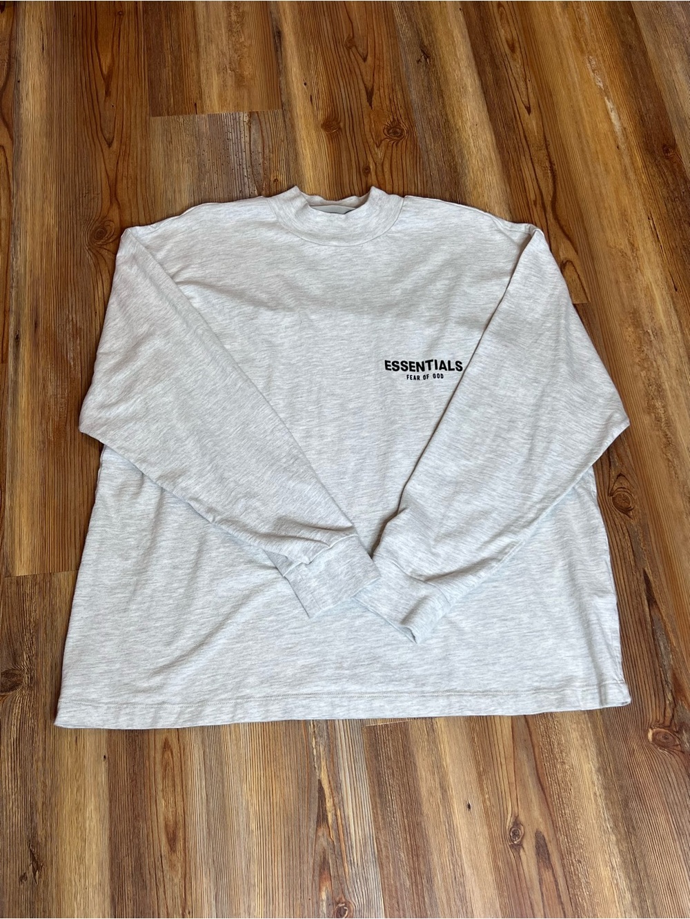 Fear of God ESSENTIALS Men’s Light Gray Long-Sleeve Crewneck Shirt